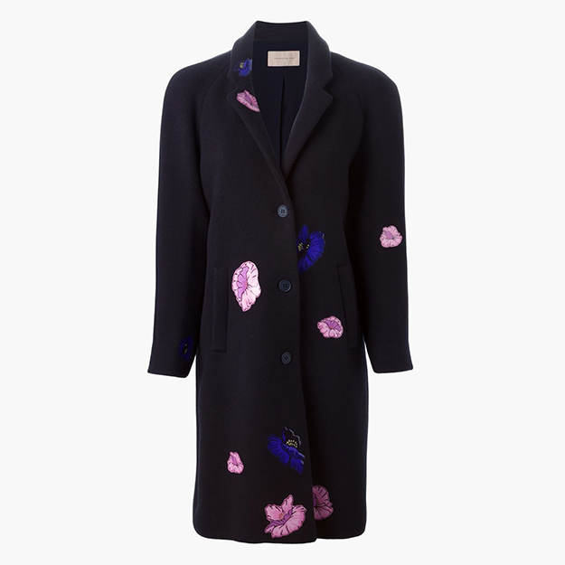 Однобортное пальто с цветочными нашивками Christopher Kane, farfetch.com, 117 526 руб. (235 052 руб.)