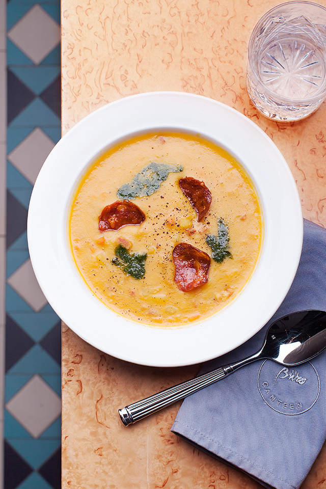 Гороховый суп с копченостями и чипсами из чоризо (380 р.)