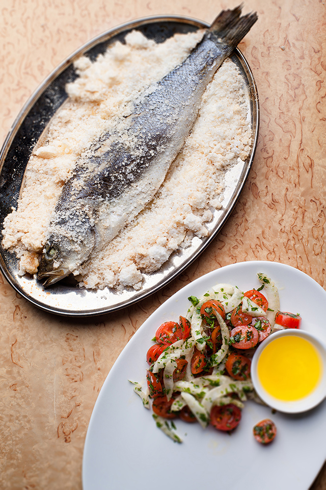 Сибас, запеченный в соли целиком (790р.)