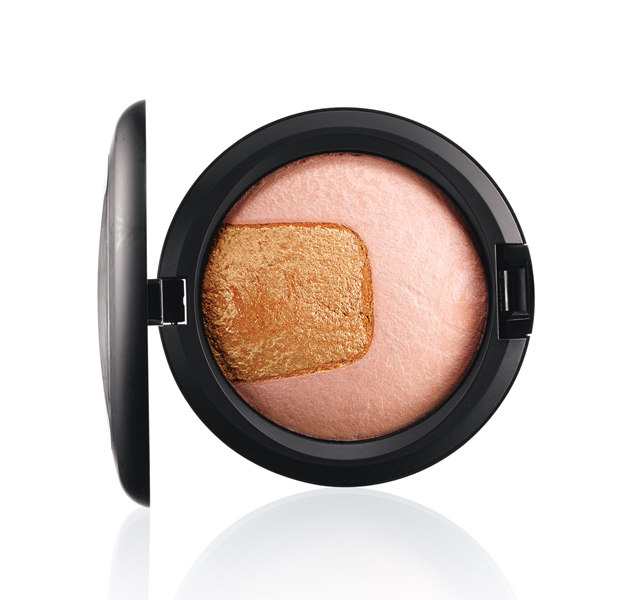 M.A.C Divine Night Mineralize Skinfinish, оттенок Centre of Attention