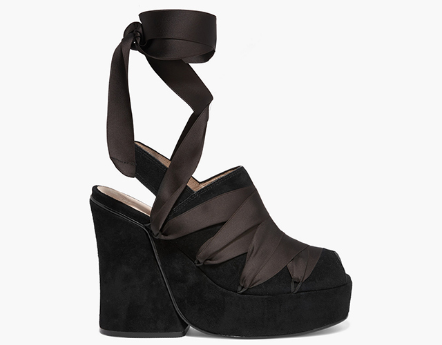 Ellery<p><a target=\"_blank\" href=\"https://www.net-a-porter.com/ua/en/product/684471/ellery/despina-satin-trimmed-suede-wedge-sandals\">net-a-porter.com</a></p>