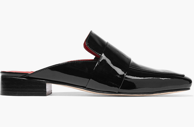 DORATEYMUR<p><a target=\"_blank\" href=\"https://www.net-a-porter.com/ua/en/product/690937/dorateymur/filiskiye-patent-leather-slippers\">net-a-porter.com</a></p>