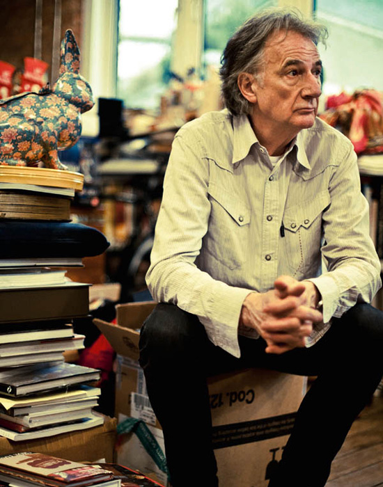 Пол Смит в своем офисе