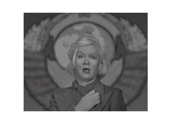 В образе Любови Орловой. Кадр из фильма \"Волга-Волга\"