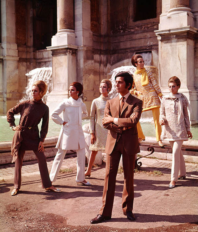 Валентино Гаравани с моделями у фонтана Треви в Риме. Июль, 1967