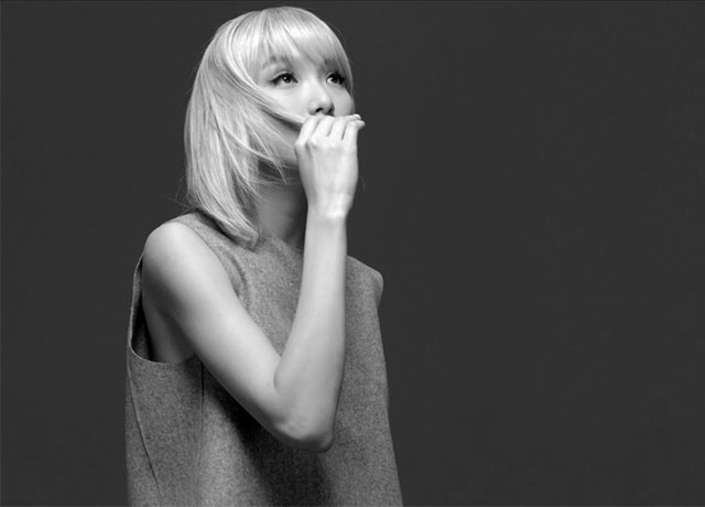 ВИТАЮ В ОБЛАКАХ. Погодите, она задумалась о чем-то. Прикрывает лицо волосами, чтобы абстрагироваться от внешнего мира