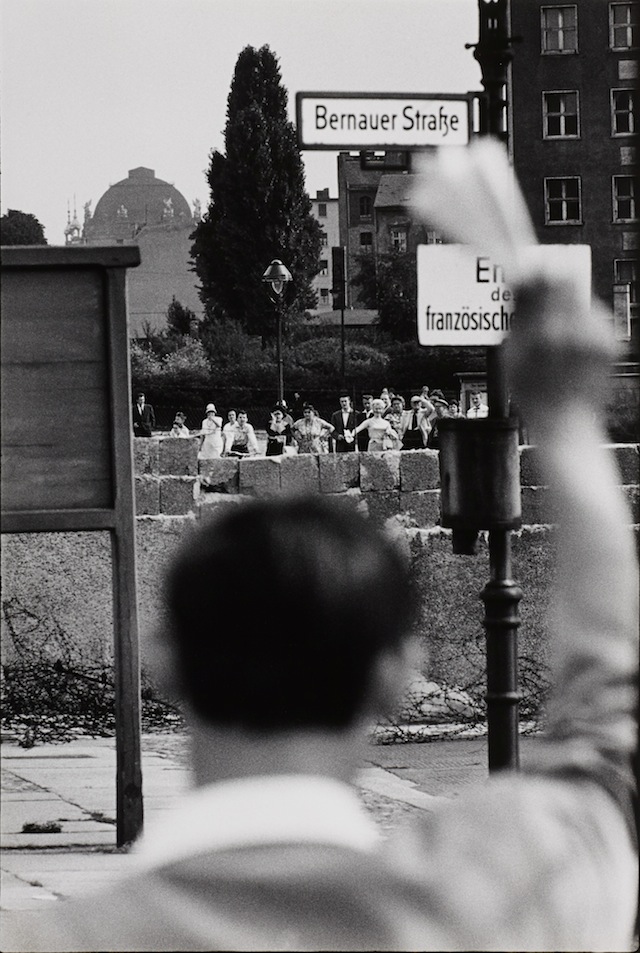 Рене Бурри. Западный Берлин, строительство стены. ФРГ, 1961 г. Серебряно-желатиновая печать