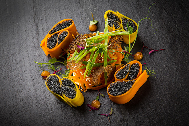 Два вида моркови с черной щучьей икрой и кремом из брокколи (790 руб.)