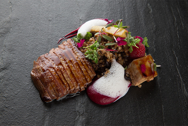 Утиная грудка с гречкой, утиной печенью, грибами и соусом из белого трюфеля (1490 руб.)