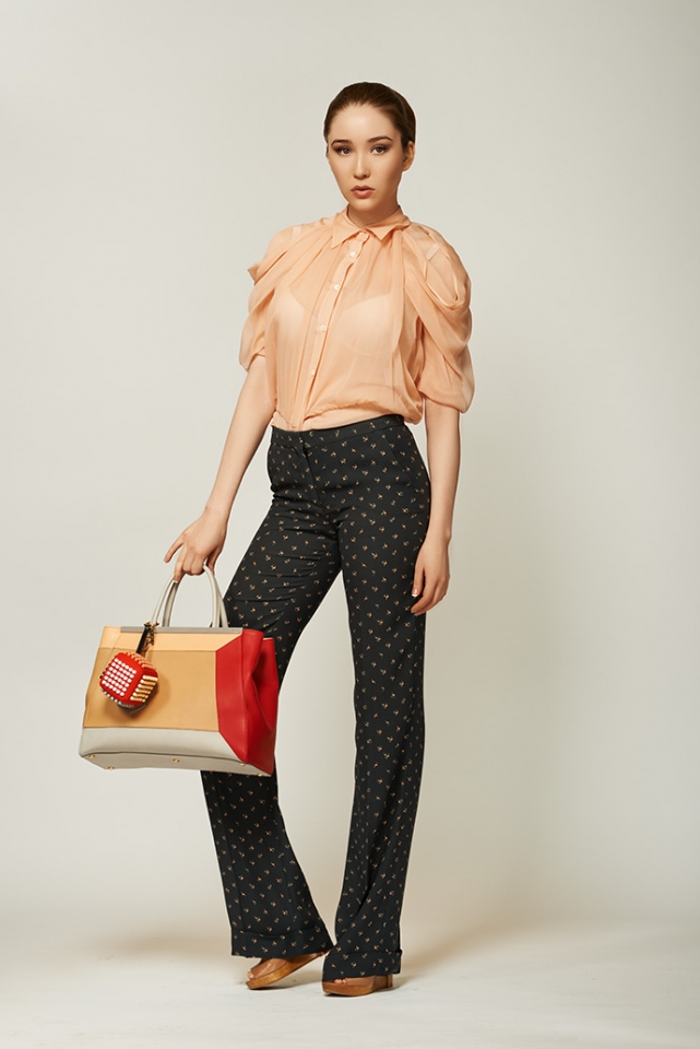 Блузка и брюки Viktor & Rolf, сабо Maison Martin Margiela, сумка FENDI 2Jours