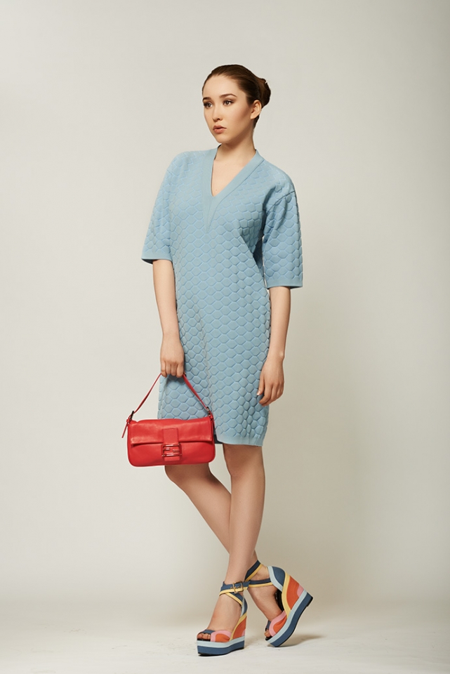 Платье из неопрена FENDI и сумка FENDI Baguette, босоножки Pierre Hardy