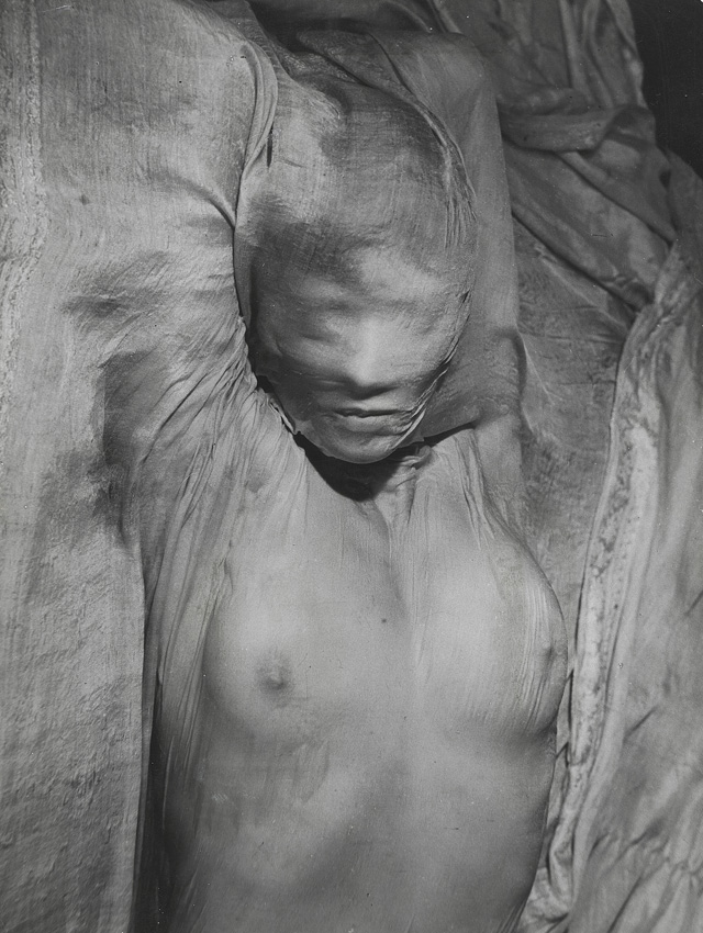 Эрвин Блюменфельд Обнаженная под влажным шелком. Париж. 1937