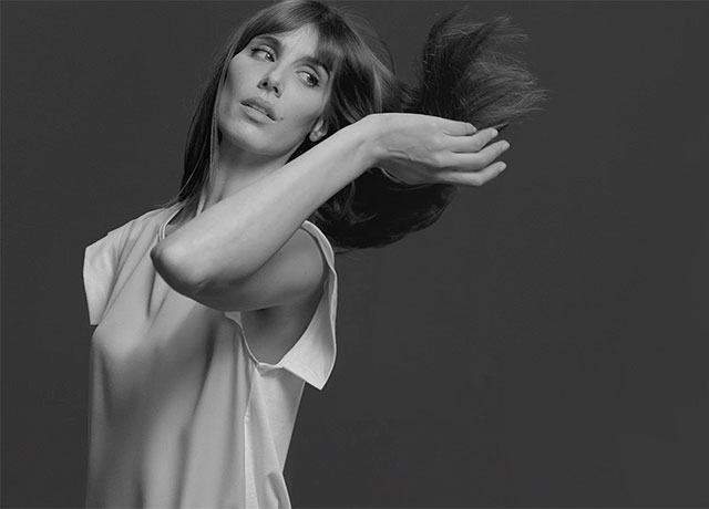 С МЕНЯ ДОВОЛЬНО. Она театрально встряхивает волосы, будто бы освобождаясь от чего-то. Она повернулась спиной, демонстрируя: «Тебе здесь делать нечего»