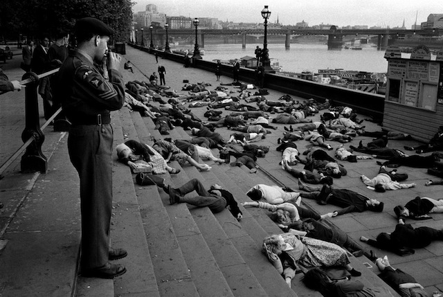 Филип Джонс Гриффитс. Противники ядерной программы демонстрируют ее возможные последствия, набережная. Лондон, 1962