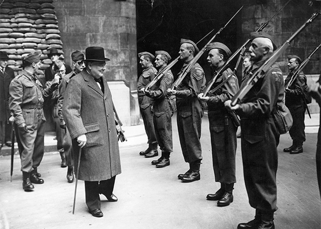 Уинстон Черчилль и Английская Гвардия. Фото: Topical Press Agency/Getty Images