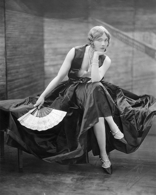 Джильда Грей в вечернем платье от Жанны Ланван, Париж, 1924. James Abbe/General Photographic Agency/Getty Images