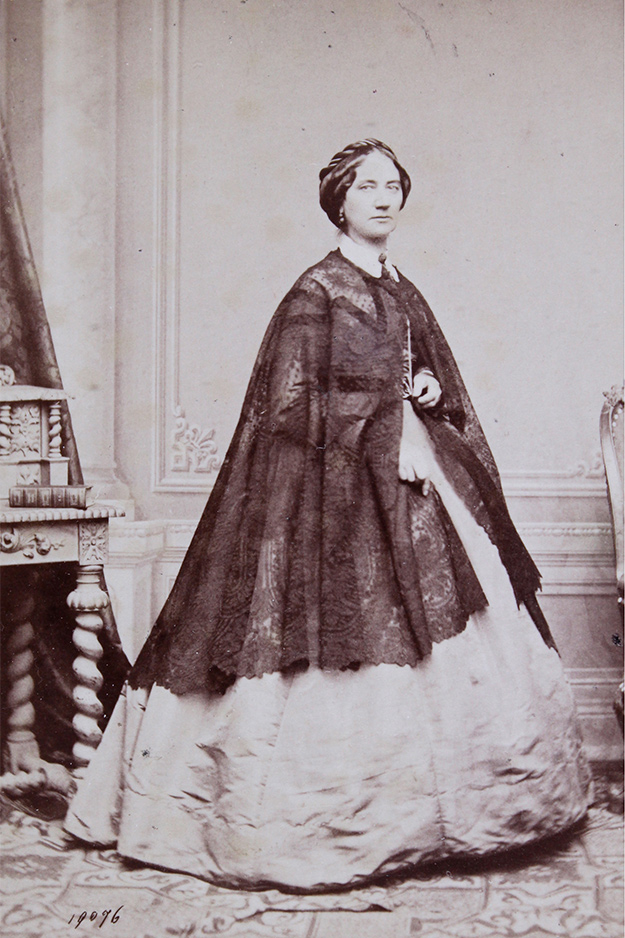 Женщина в накидке, 19 в. Фото: Imagno/Getty Images