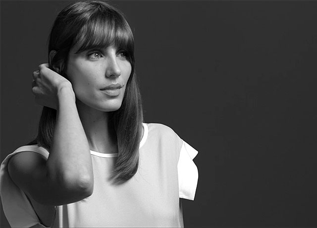 ПРИВЕТ, КРАСАВЧИК. Она открывает лицо только, когда заинтересована. То, что она прихорашивается, означает, что человек ей не безразличен