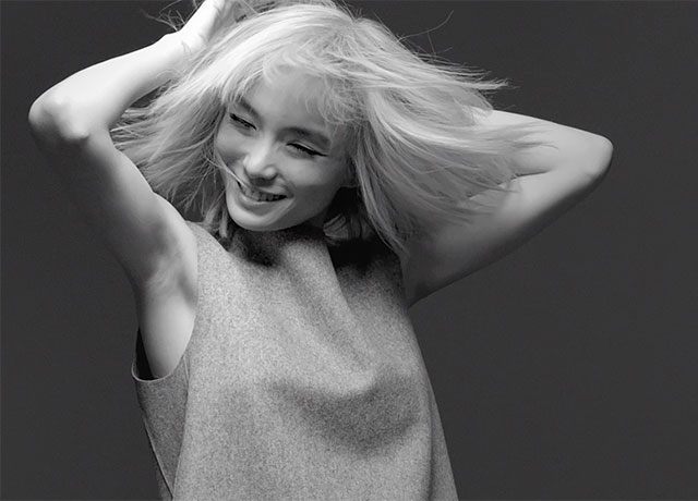 ДА, ЧЕРТ ВОЗЬМИ! Поднятые руки, радостная улыбка — происходит что-то хорошее. В момент, когда ее волосы парят в воздухе, она самая счастливая на свете