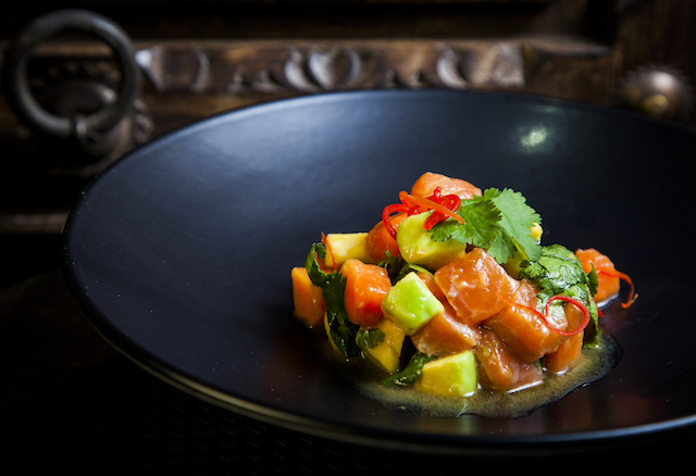 Тайское севиче из лосося с папайей и авокадо (630 р.)