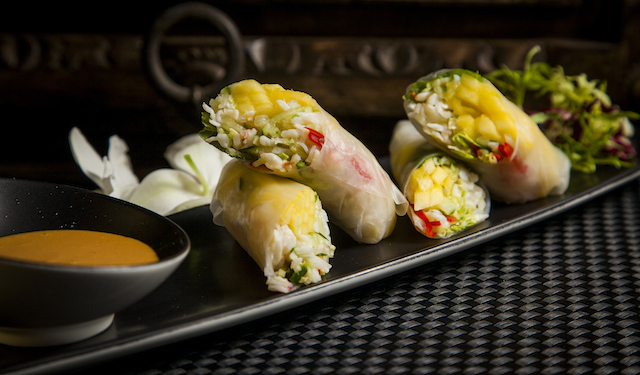 Фреш ролл с крабом и манго с соусом Том Ям (470 р.)