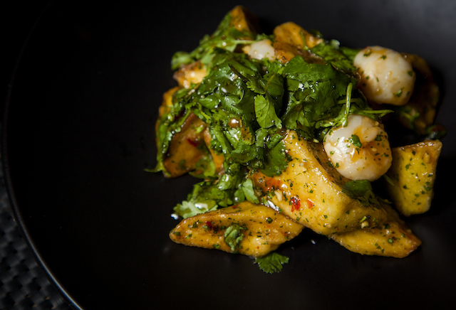 Теплый салат из хрустящих баклажан (340 р.)