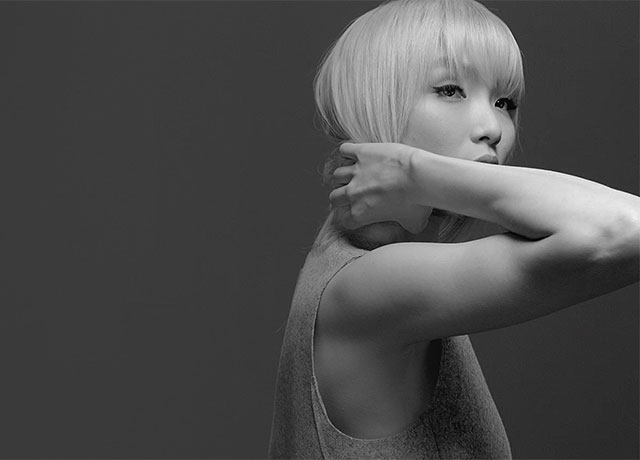 ЧТО-ТО НОВЕНЬКОЕ. Она мечтательно смотрит в сторону, дотрагиваясь до волос. Со стороны ее заинтересованность бросается в глаза