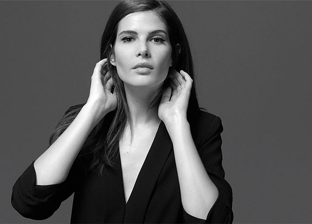 ЭТО ИНТЕРЕСНО. Она убирает волосы за уши, показывая, что сконцентрирована. Весь ее вид говорит: «Давай, произведи на меня впечатление»