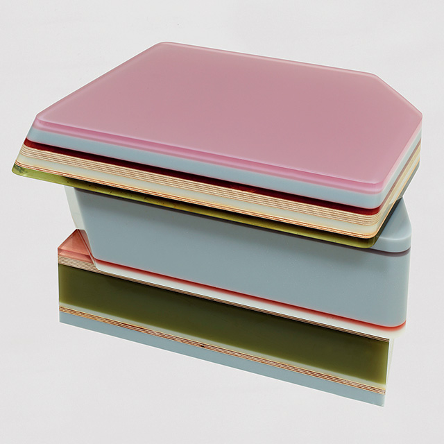 Столик Gemstone, диз. Х. Йонгериус, Galerie Kreo. 24 экз. Фанера, цветной полимер