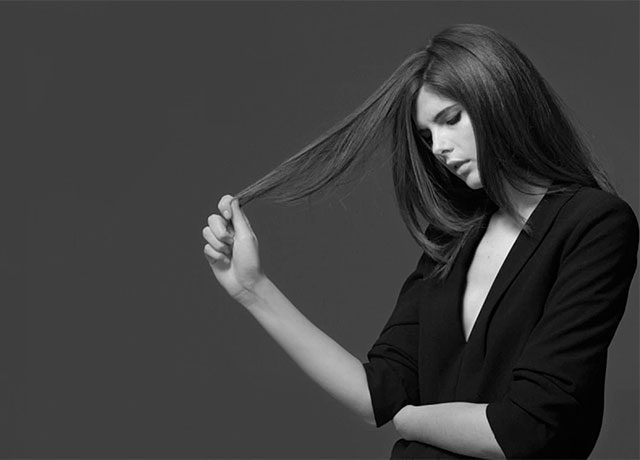 УХОДИ. Что-то не так. Она использует свои волосы как барьер от внешнего мира, прячась за ними