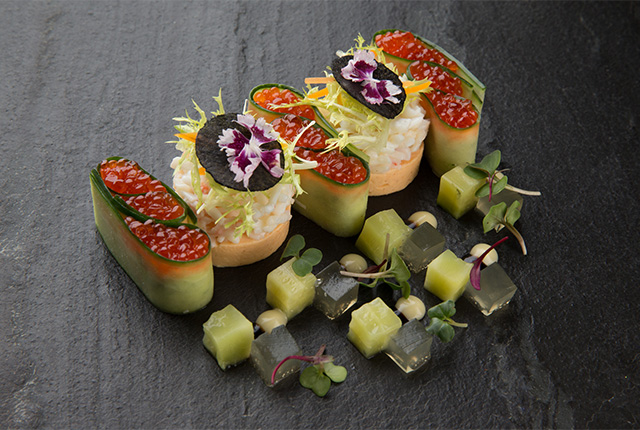 Камчатский краб с огурцом и красной икрой (1590 руб.)