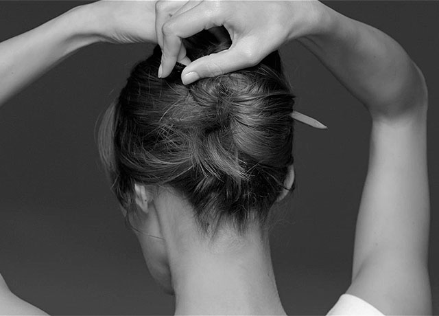 ПРИСТУПИМ. Она решительно закалывает волосы, будто они являются преградой. Так поступает лидер, а не последователь