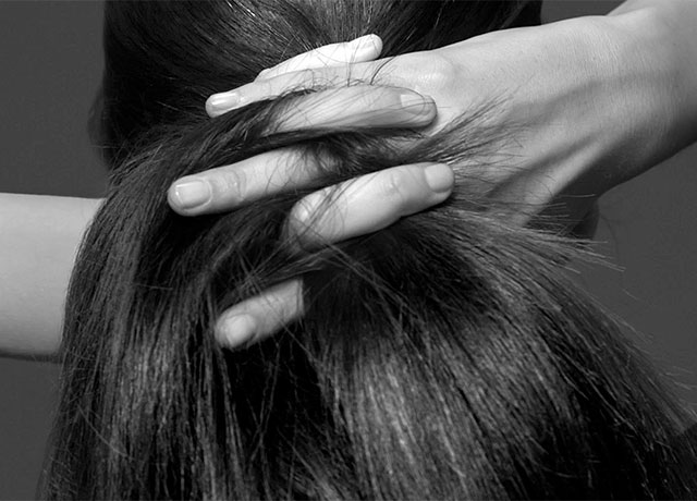 ДАЙ-КА ПОДУМАТЬ. Она что—то сосредоточенно обдумывает, пальцы переплелись с волосами. Она открыта, задумчива, уверена в себе и непреклонна