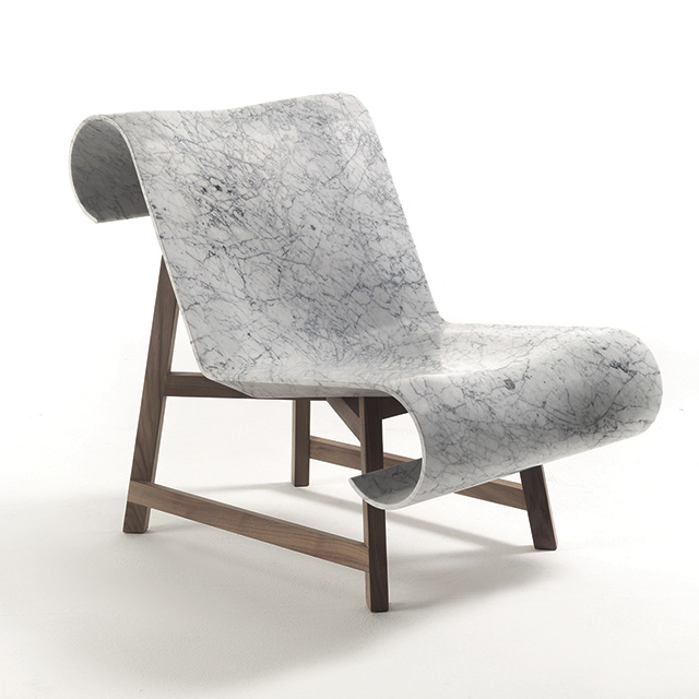 Curl, диз. Studio Gritti Rollo, Riva 1920, и MGM/La Marmoteca. Структура из ореха, сиденье из каррарского мрамора