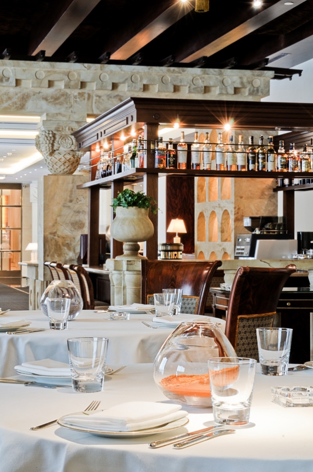 Веранда арарат парк хаятт. Арарат парк хаят москва отель кафе ресторан парк. Отель арарат парк хаятт москва. Бар консерватория отеля арарат. Арарат парк хаятт москва ресторан.