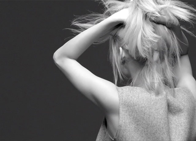 ЭТО КАТАСТРОФА. Она в ужасе. Прикрывая лицо волосами, она пытается оградить себя от надвигающихся проблем