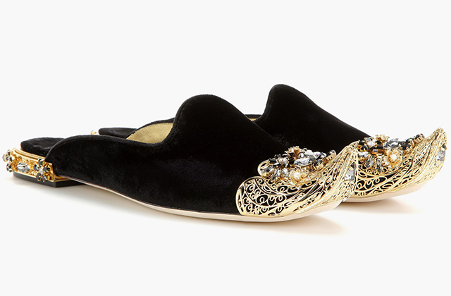 Dolce & Gabbana<p><a target=\"_blank\" href=\"http://www.mytheresa.com/en-de/embellished-velvet-slippers-560795.html\">mytheresa.com</a></p>