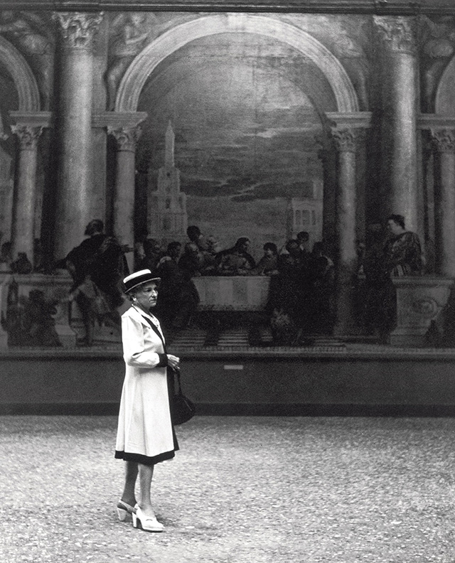 Хорст П.Хорст. Мися перед картиной Веронезе \"Пир в доме Левия\" в Галерее Академии в Венеции, 1947