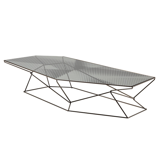 Rebus, диз. М. Липпарини, Arketipo. Каркас из металла, окрашенного в коричневый цвет, либо отделан хромированным титаном. Столешница из матового прозрачного стекла