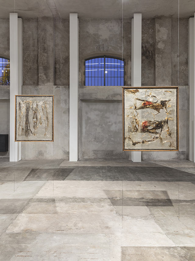 Слева: Альберто Бурри Plastica 8, 1963 / Справа: Альберто Бурри Plastica, 1962