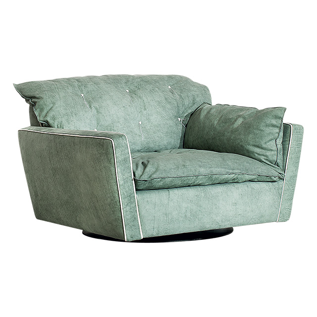 Кресло Sorrento,  диз. П. Навоне, Baxter.   Модель на скрытом   каркасе. Обивка —   кожа, спинка украшена   декоративной стежкой