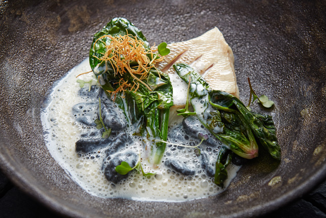 Судак с копченым молоком и томленым шпинатом