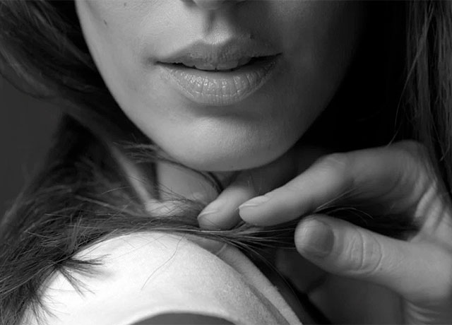 А ТЫ МНЕ НРАВИШЬСЯ. Невозможно оторвать взгляд от того, как она прикасается к своим волосам. Создается впечатление, что она прикасается не к волосам, а к человеку