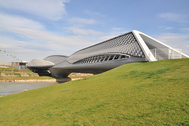 Bridge Pavilion, сооруженный для Expo 2008 в Сарагосе, Испания, 2008