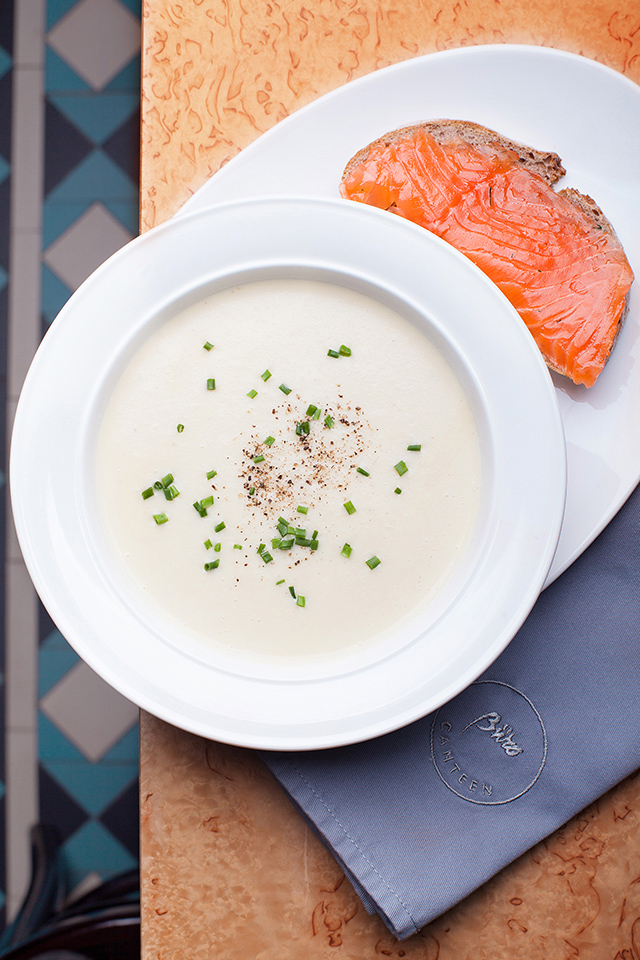Крем-суп из цветной капусты с тостами с копченым лососем (360 р.)