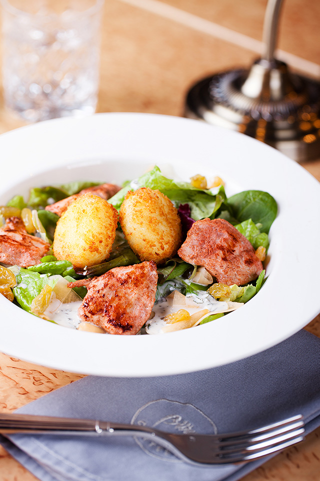 Салат от Шефа с курицей тандури и козьим сыром (520 р.)