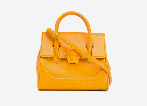 Сумка, Versace<p><a target=\"_blank\" href=\"https://www.farfetch.com/ru/shopping/women/versace--palazzo-empire--item-12045839.aspx?storeid=9436&amp;from=listing&amp;tglmdl=1&amp;rnkdmnly=1&amp;ffref=lp_pic_17_2_\">Farfetch</a></p>