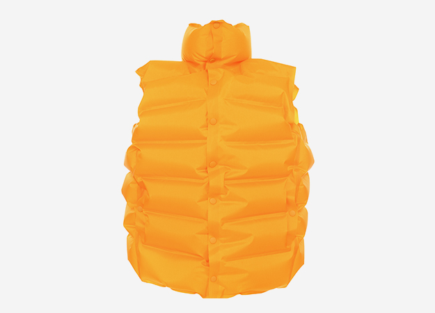 Жилет, Balenciaga<p><a target=\"_blank\" href=\"https://www.tsum.ru/catalog/zhilety-2552/dutyy_steganyy_zhilet-5151650-color-zheltyy.html\">ЦУМ</a></p>