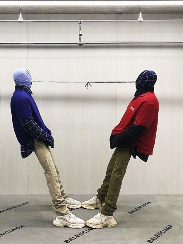 Насмешек не избежал и Демна Гвасалия, чей новый магазин Balenciaga был украшен, по мнению его поклонников, скульптурой «двух пьяных мужиков, пытающихся друг друга поддержать»