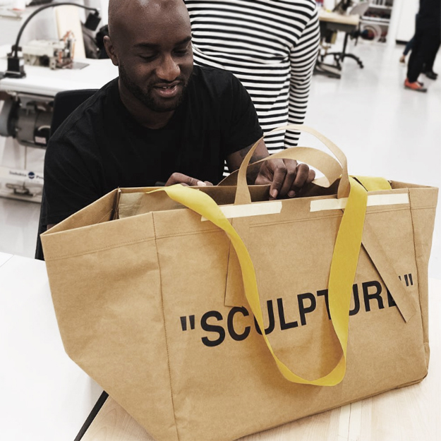 На этой неделе первым в мемы попал Вирджил Абло и его коллаб с IKEA. Онлайн-хохмачи немедленно отреагировали и сделали мем «Когда ты просто пришла поработать, а на твоем месте сидит Абло и делает фэшн»